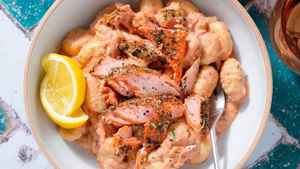 Salmon gnocchi with sliced lemons.