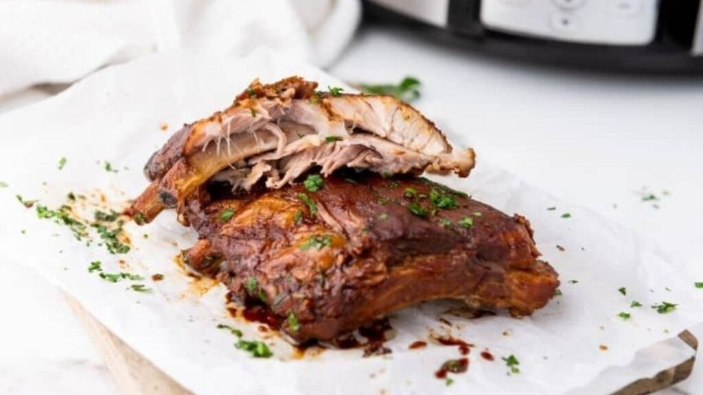 Spareribs with garnish.