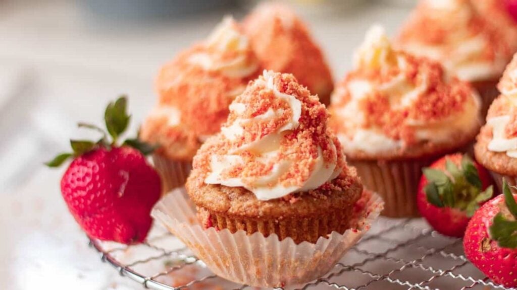 Cupcakes with strawberries.