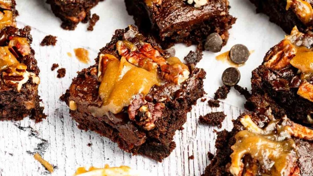 Brownies with pecans and caramel.