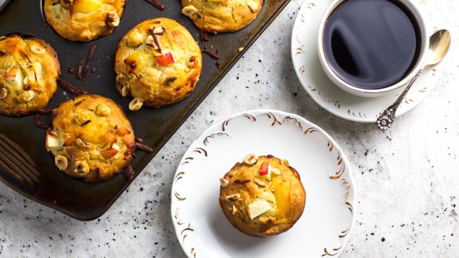 Apple muffins with gouda.