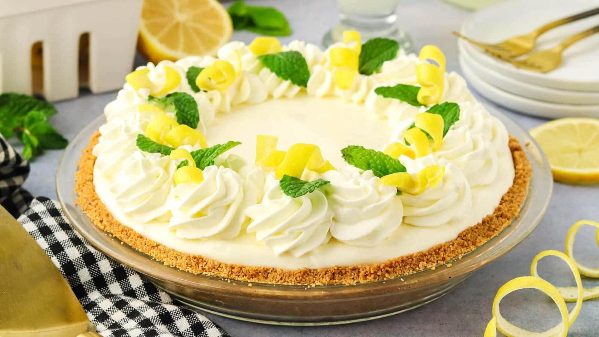 A whole lemonade pie.
