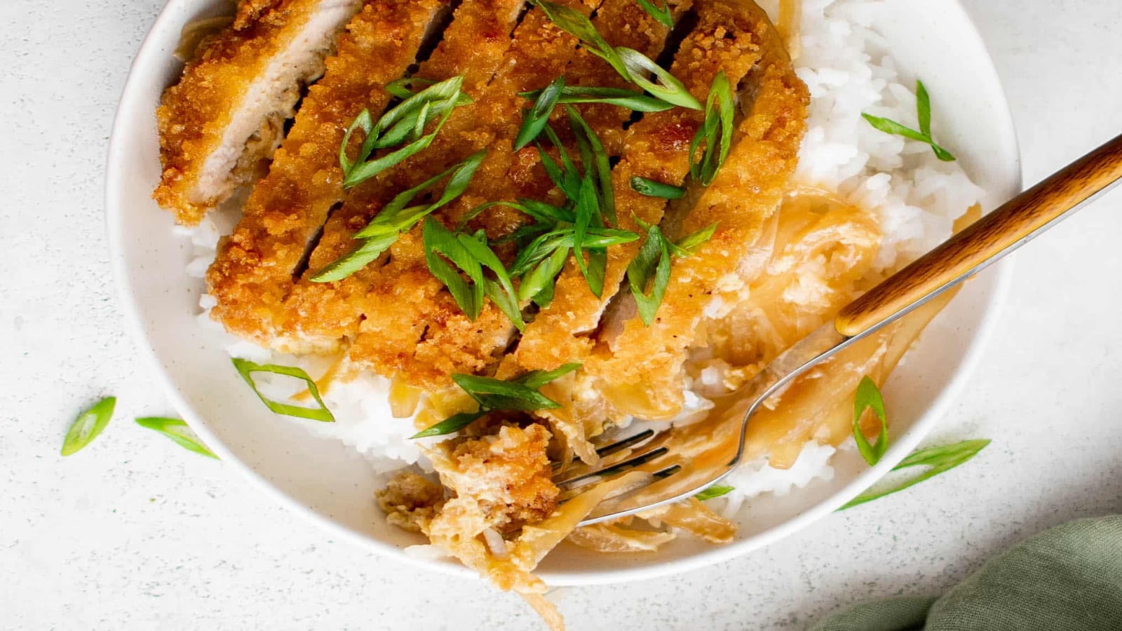 A bowl of Katsudon and rice.