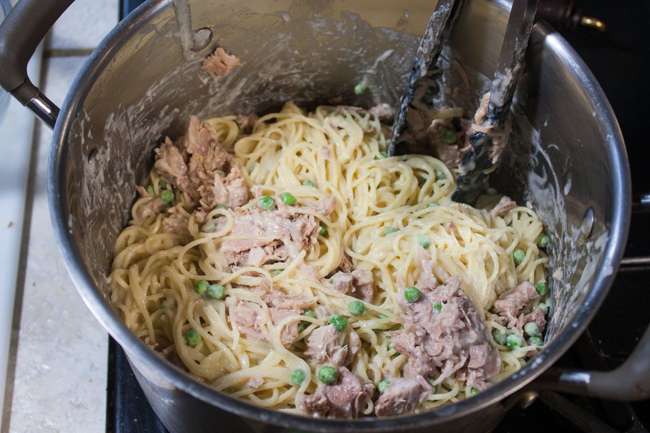 Peas and turkey combined with the spaghetti and sauce.