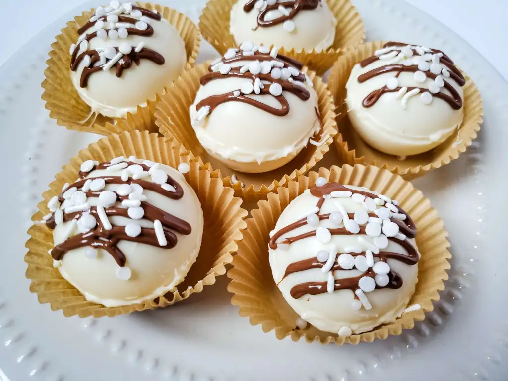 Five White Chocolate Caramel Cappuccino Bombs