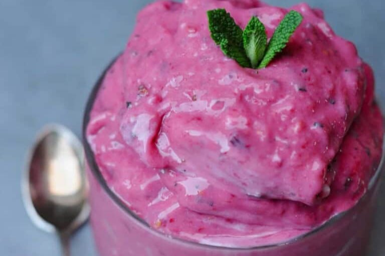 Vegan raspberries, peaches and mint frozen yogurt (the perfect summer treat)
