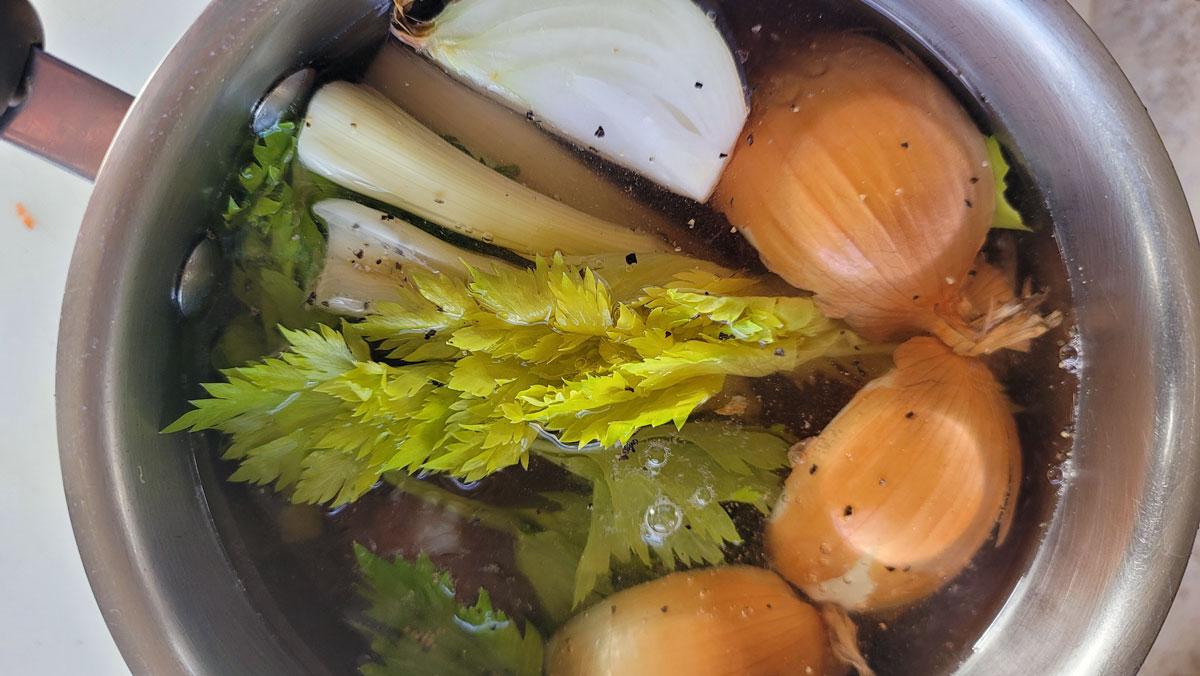 Water add to the fiblets and the vegetables in the pan.