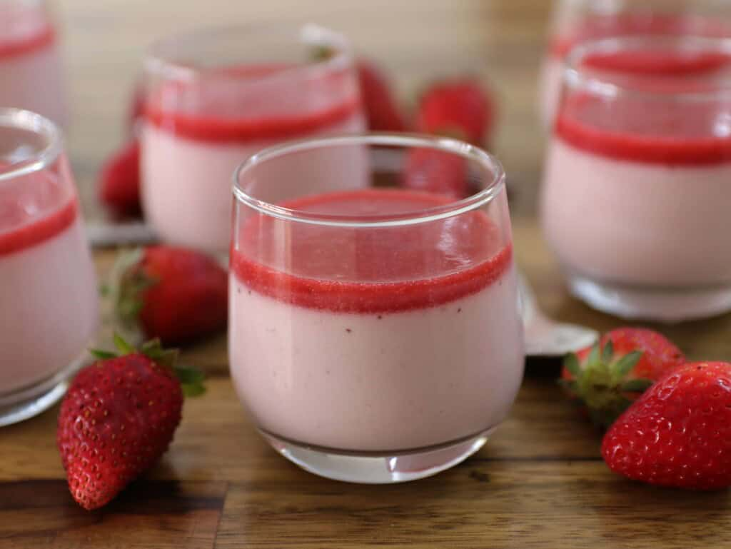 Easy Strawberry Panna Cotta Recipe
