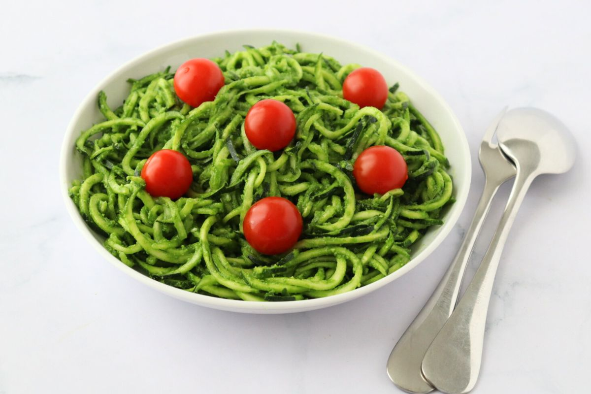 Zucchini Noodles With Pesto and Cherry Tomatoes
