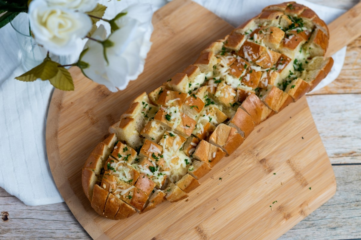 Cheesy Garlic Pull Apart Bread (with Mozzarella Cheese)
