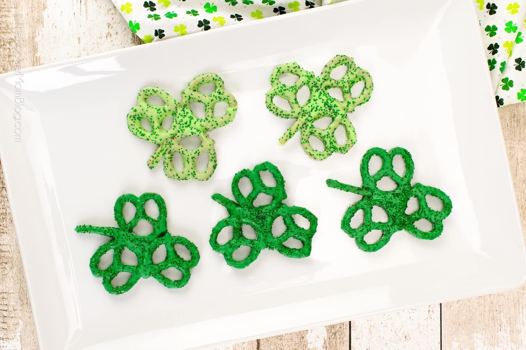 Pretzels dipped in green chocolate and shaped like lucky shamrocks – these St. Patrick’s Day pretzel treats are a feast for the eyes and taste buds!

