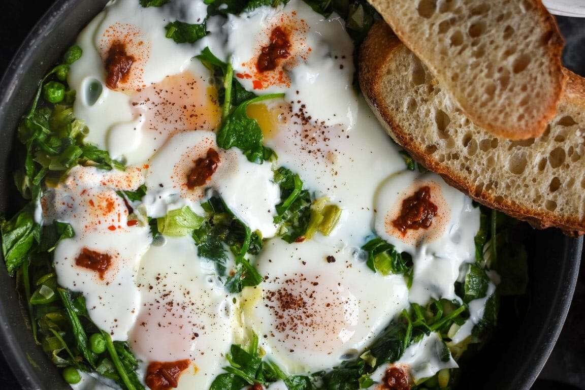 Healthy Spinach Shakshuka (Vegetarian)